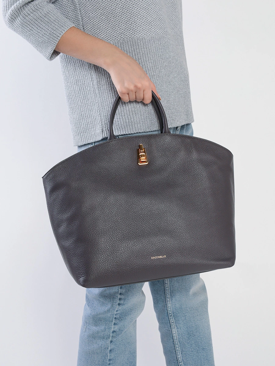 Сумка серого цвета со съемным плечевым ремнем